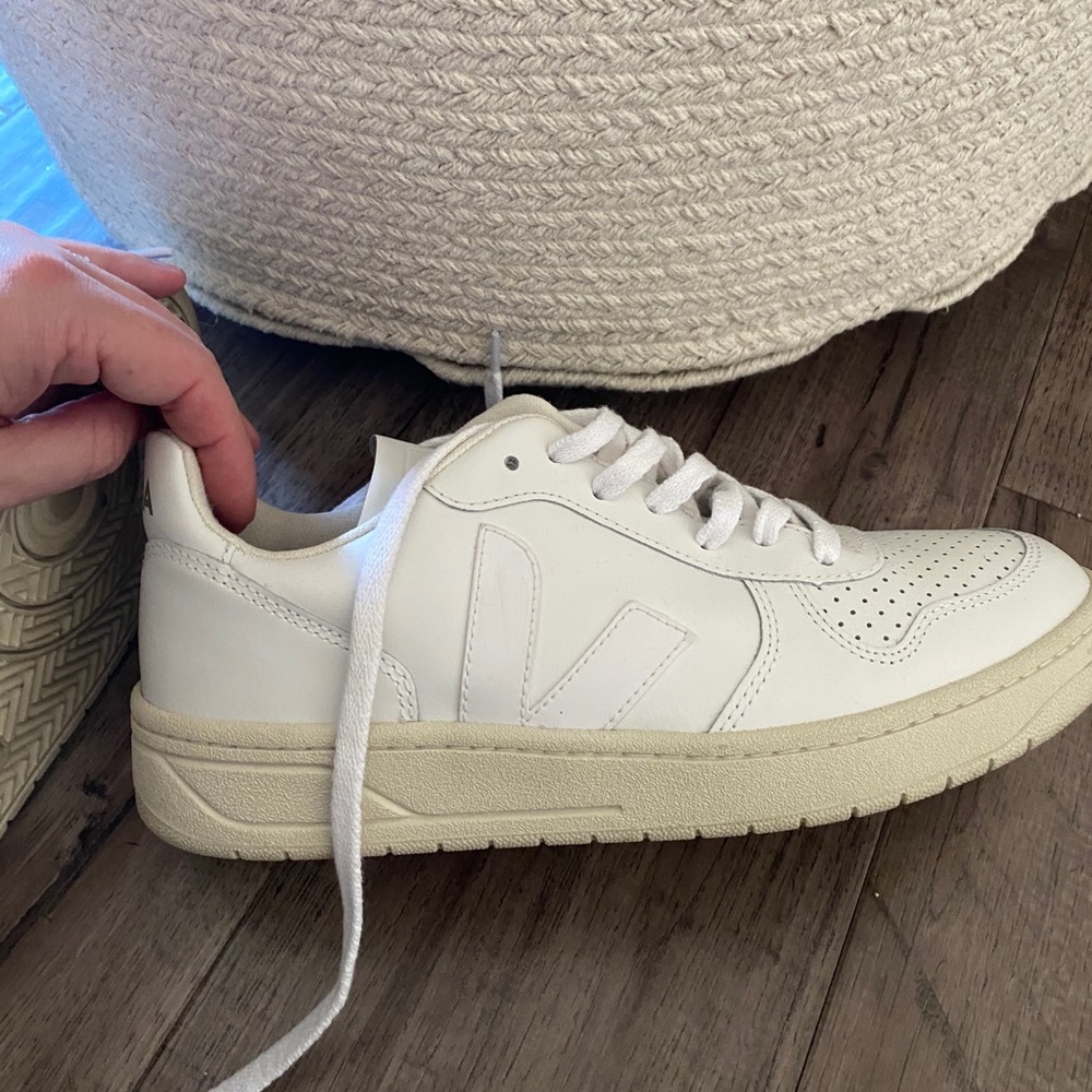 Women’s VEJA V10 size 8 (US) lightly worn